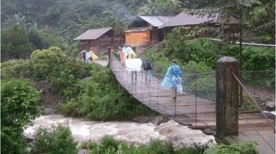 Lugging video gear in the rain (Chel, Guatemala)